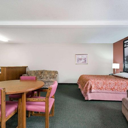 Super 8 By Wyndham Perham Hotell Exteriör bild