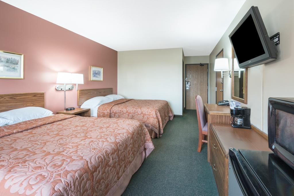 Super 8 By Wyndham Perham Hotell Exteriör bild