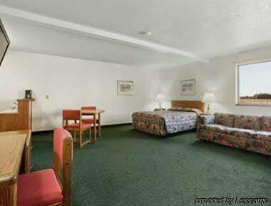 Super 8 By Wyndham Perham Hotell Exteriör bild
